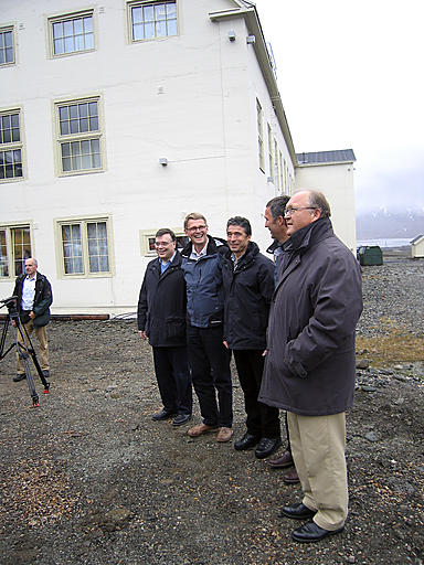   Islannin Geir Haarde, Matti Vanhanen, Tanskan Anders Fogh <br>Rasmussen, Norjan Jan Stoltenberg ja Ruotsin Göran Persson<br>ottivat välillä myös vähän rennommin Huippuvuorten tapaamisessa.