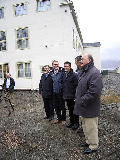 Islannin Geir Haarde, Matti Vanhanen, Tanskan Anders Fogh Rasmussen, Norjan Jan Stoltenberg ja Ruotsin Göran Perssonottivat välillä myös vähän rennommin Huippuvuorten tapaamisessa.