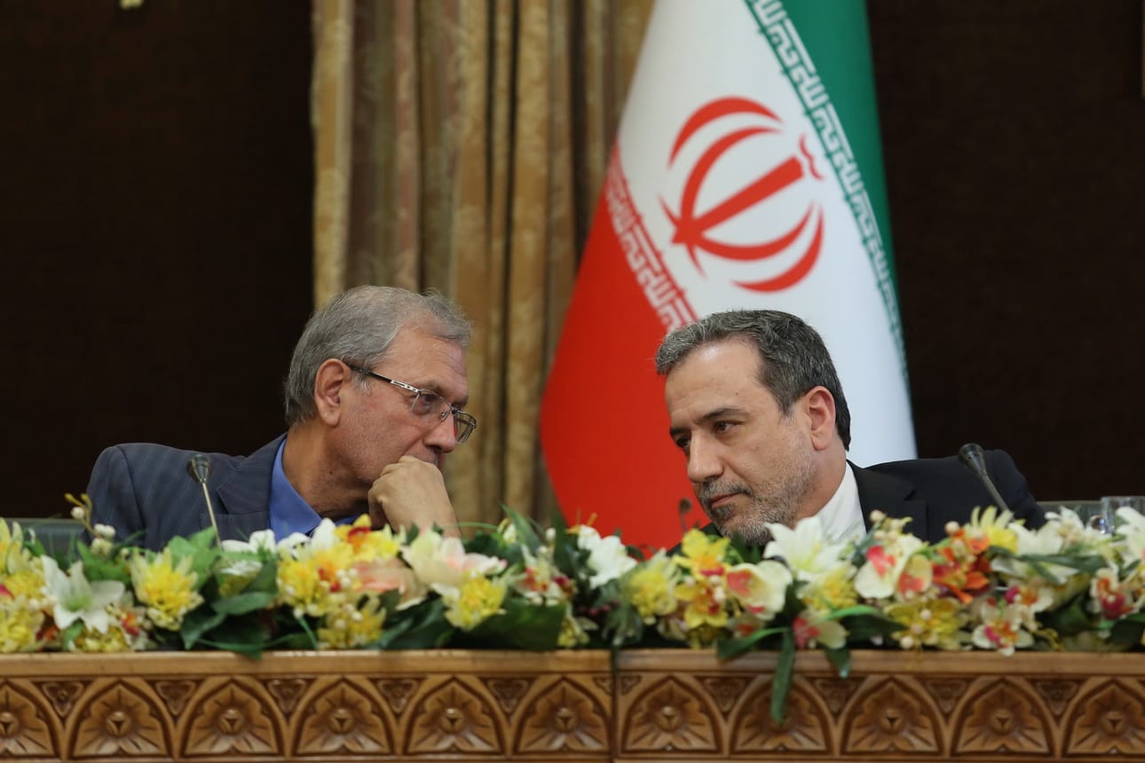 Iran lakkaa noudattamasta vuoden 2015 ydinsopimuksessa ilmoitettuja rajoja uraanin rikastamiselle, kertoivat maan hallinnon tiedottaja Ali Rabiei ja apulaisulkoministeri Abbas Araghchi medialle sunnuntaina.