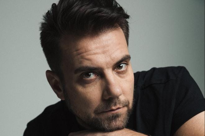 Antti Ketosen kappaleita Niin kaunis; Näkymättömiin; Olisitpa sylissäni; ja Ehjäksi särkynyt ei saa esittää Kauhajoen kirkossa. Kuva: Warner Music Live