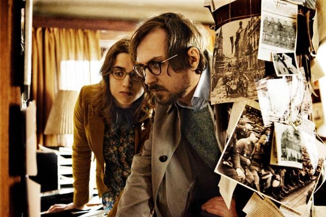 Zazie Lindeau (Adèle Haenel) ja Totila Blumen (Lars Eidinger) tutkivat juutalaisvainojen aikaa. KUVA: Edith Held