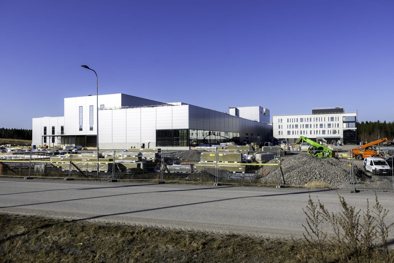 Hitachin uusi muuntajatehdas pääsee heti uudenlaisiin töihin aloittaessaan. Arkistokuva rakennustyömaalta huhtikuussa.
