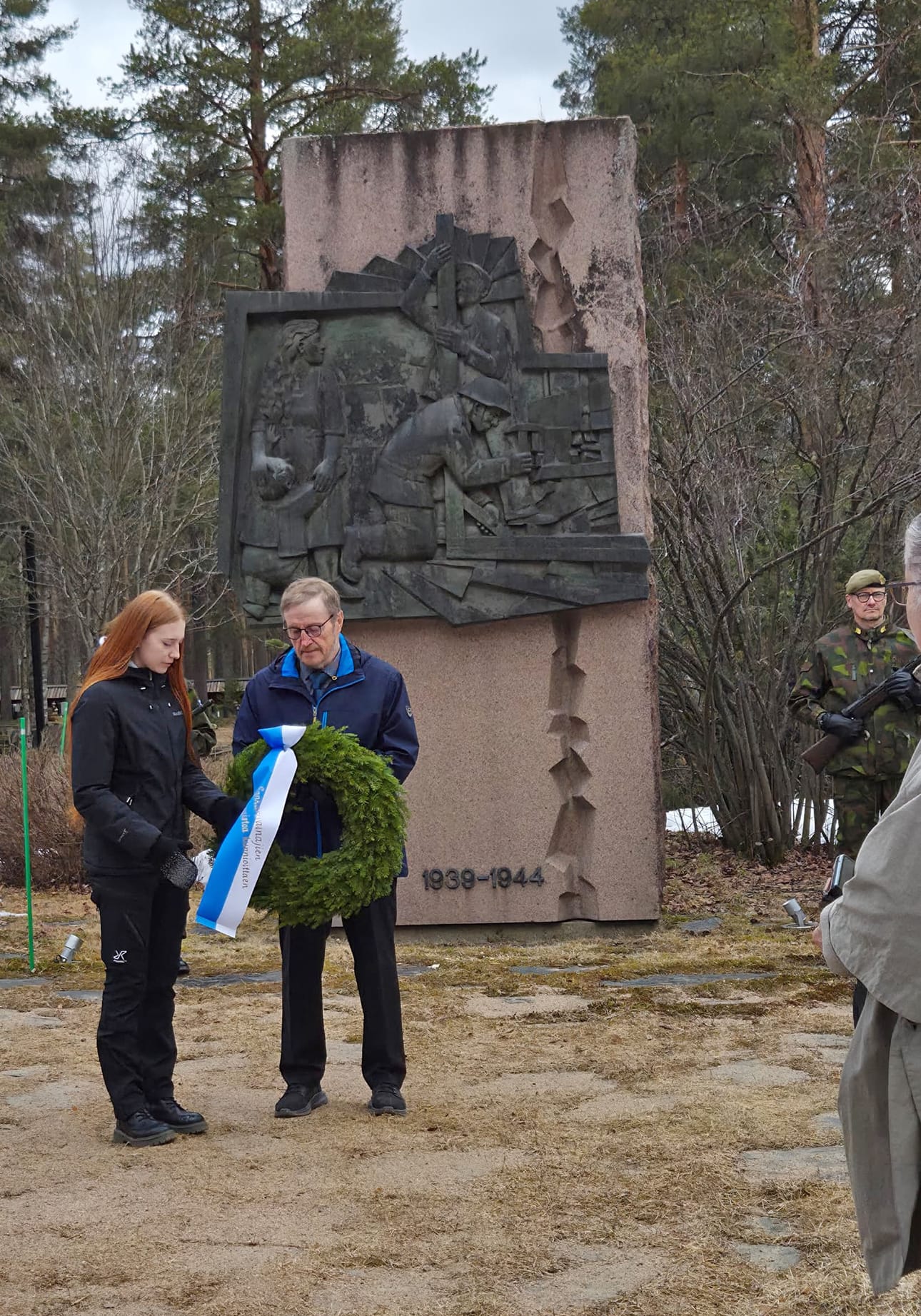 Neea Moilanen luki tekstin sankarivainajien muistoksi kansallisena veteraanipäivänä maanantaina. Pudasjärven toimijoiden yhteistä seppelettä laskemassa myös Vesa Holmström.