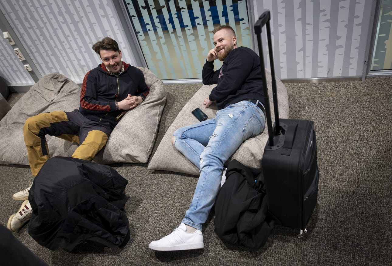 Aleksi Keinänen (vas.) ja Johannes Pohjola suuntaavat Riian kautta Berliiniin. Yöunet jäivät vähiin aikaisesta lähdöstä johtuen.