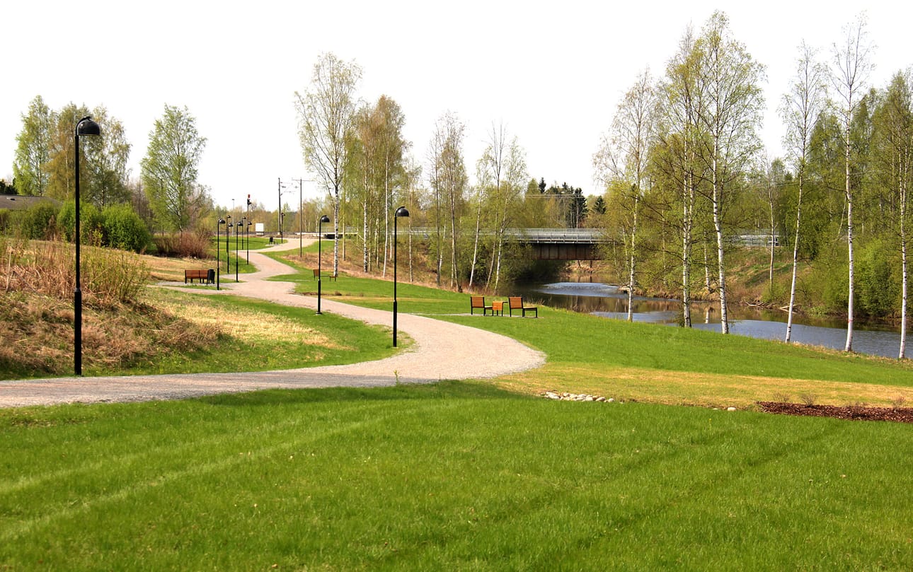 Kesällä, kun aurinko paistaa, Etelärannassa, kevyen liikenteen sillalta joen suuntaan näyttää tältä. Arkistokuva