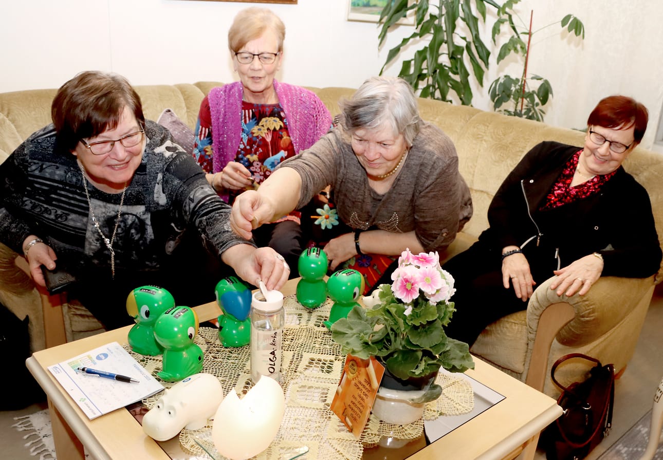 Säästäminen innostaa Pirkko Haagaa, Elvi Kivelää, Annaliisa Tikkalaa ja Airi Lyyluomaa, kun kesäksi on jälleen tiedossa mukava reissu.