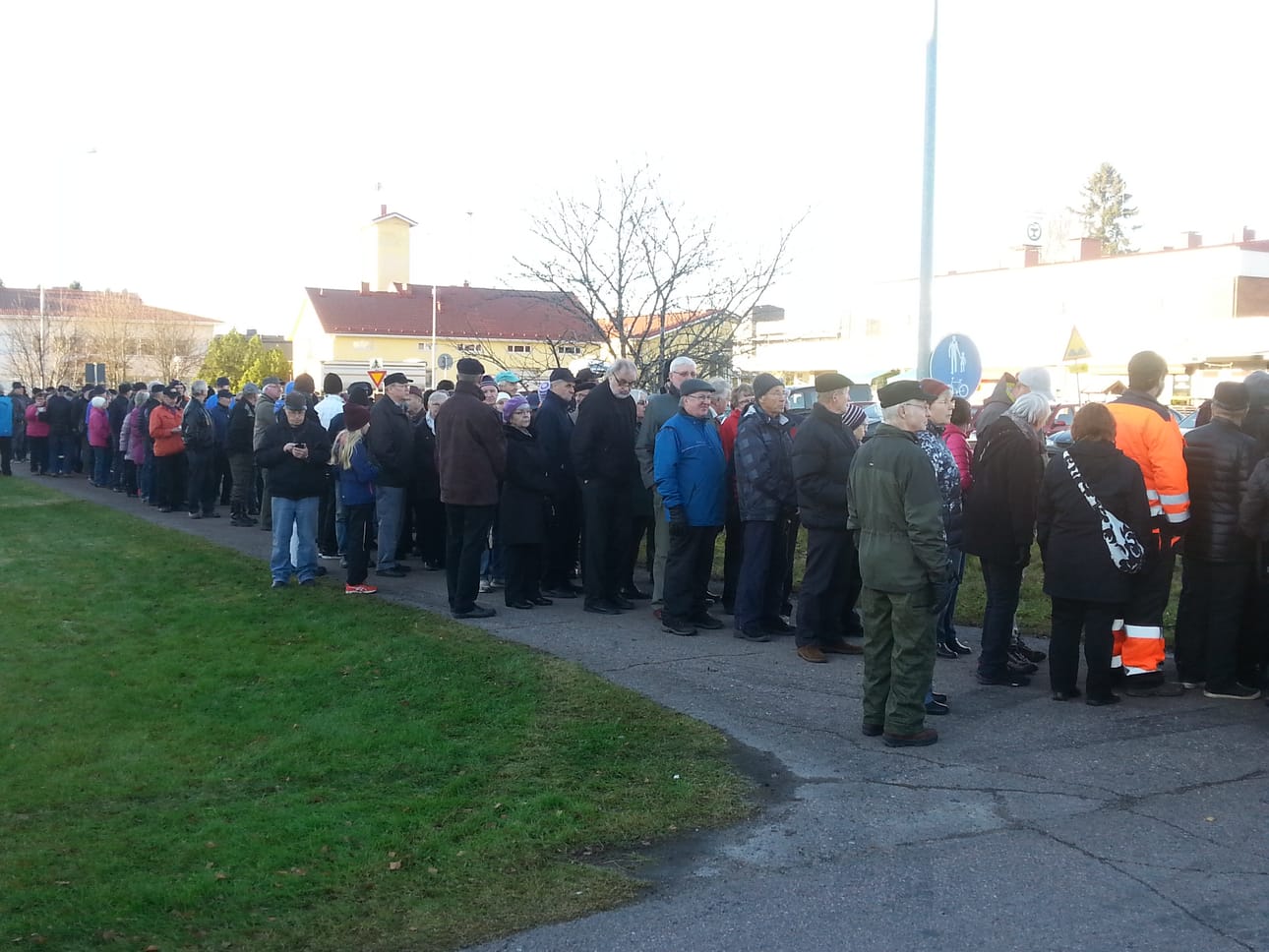 Pyhäjoella jonotetaan bussiajelulle Fennovoiman uudelle yhdystielle.