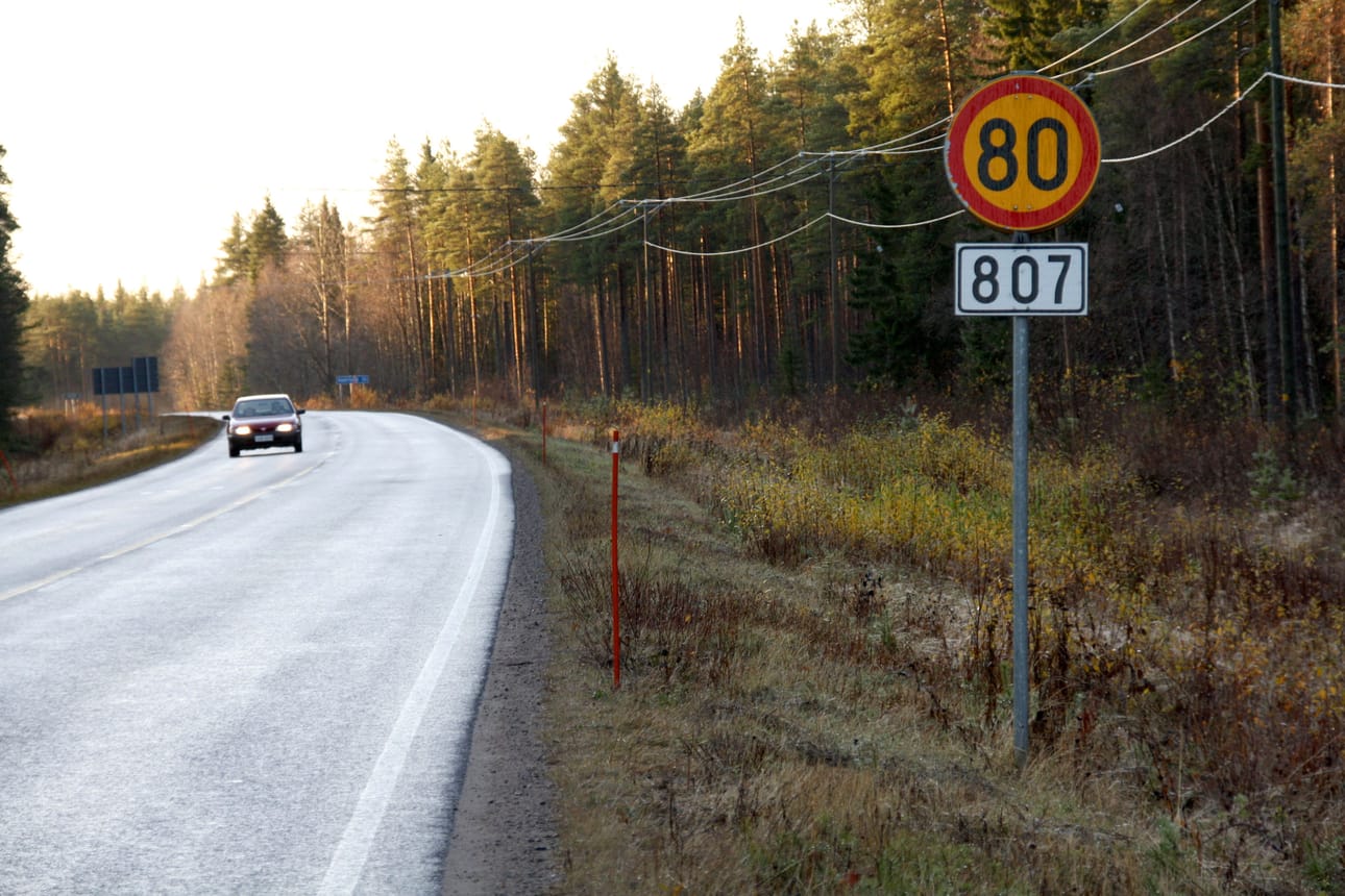 Revonlahden, Ruukin ja Paavolan taajamien läpi kulkeva seututie 807 raivataan joka kolmas vuosi. Tänä vuonna raivaus suoritetaan syyskuun loppuun mennessä. Arkistokuva.