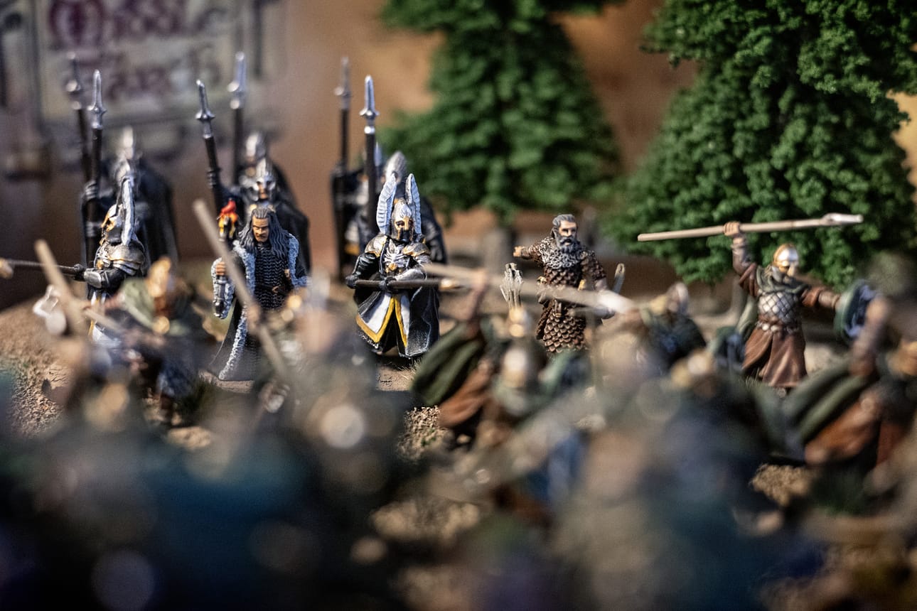 Middle Earth Strategy Battle Game -pelin figuureja. Taakse tarkentunut Denethor ja Linnan kaartia, etualalla Rohanin ratsastajia.