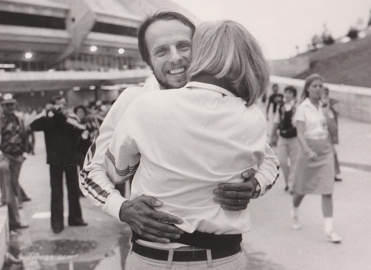 Dokumentin parasta antia on kuvamateriaalin luoma ajan kerrostuma. Tässä Päivi Virénin onnitteluhalaus olympiavoittajalle vuonna 1976.