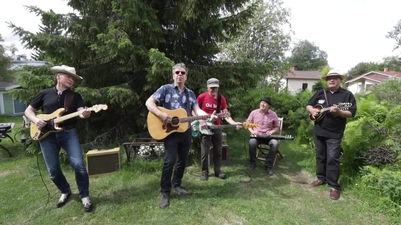 Karjasilta Cowboys soittaa roots countrya