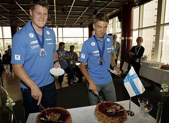 Olli-Pekka Karjalainen (vas.) ja Jukka Keskisalo leikkasivat sunnuntaina mitalikakkujaan.