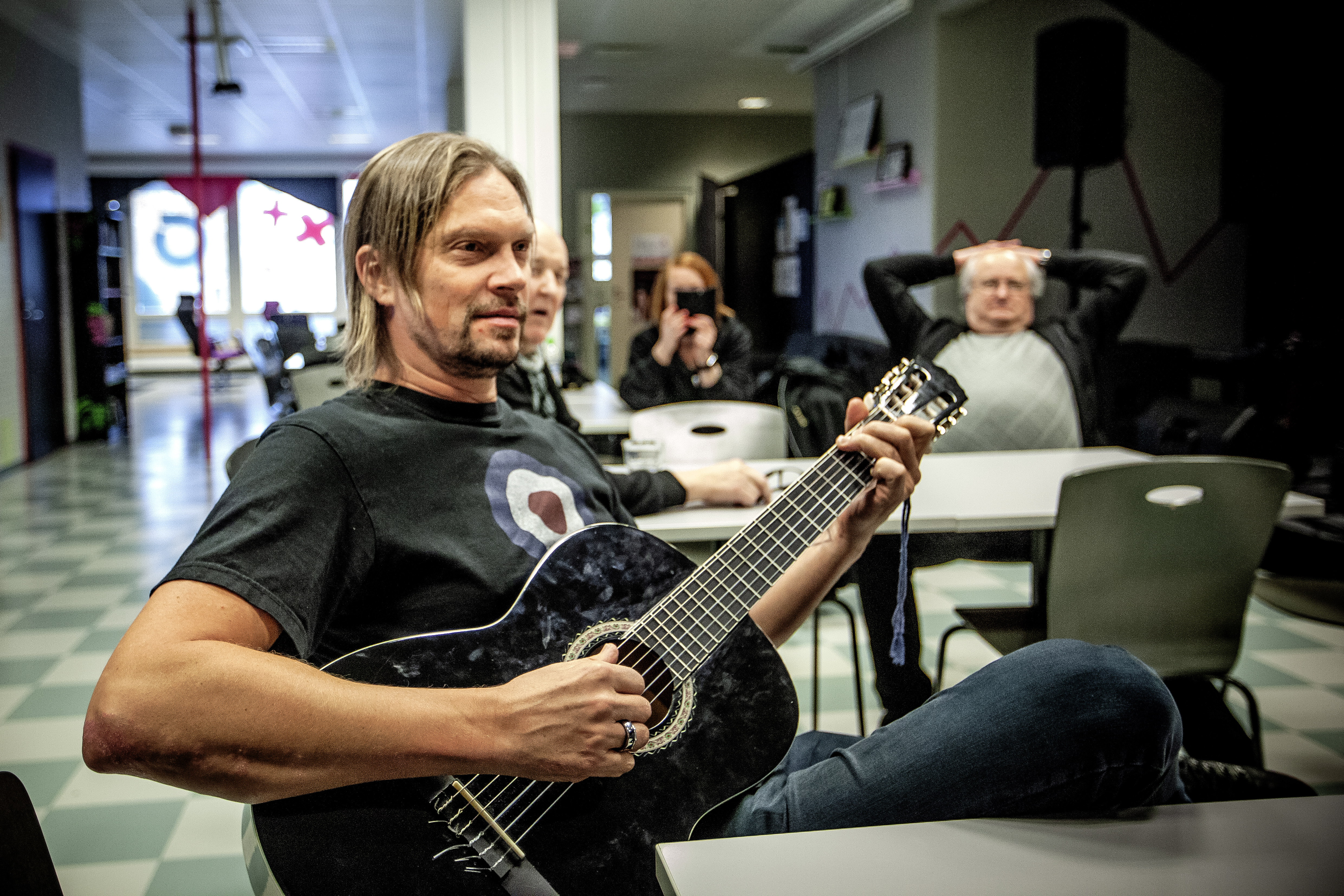 Mikko von Hertzen kävi Raahessa opastamassa nuoria muusikkoja.