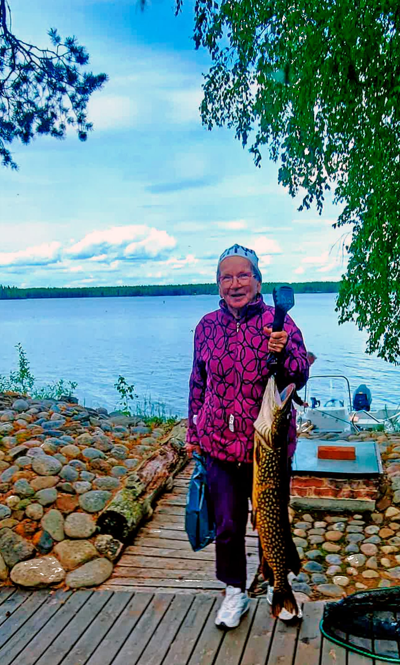 Komea oli hauki, jonka Anja Kostet sai tuntemattomilta kalastajilta.