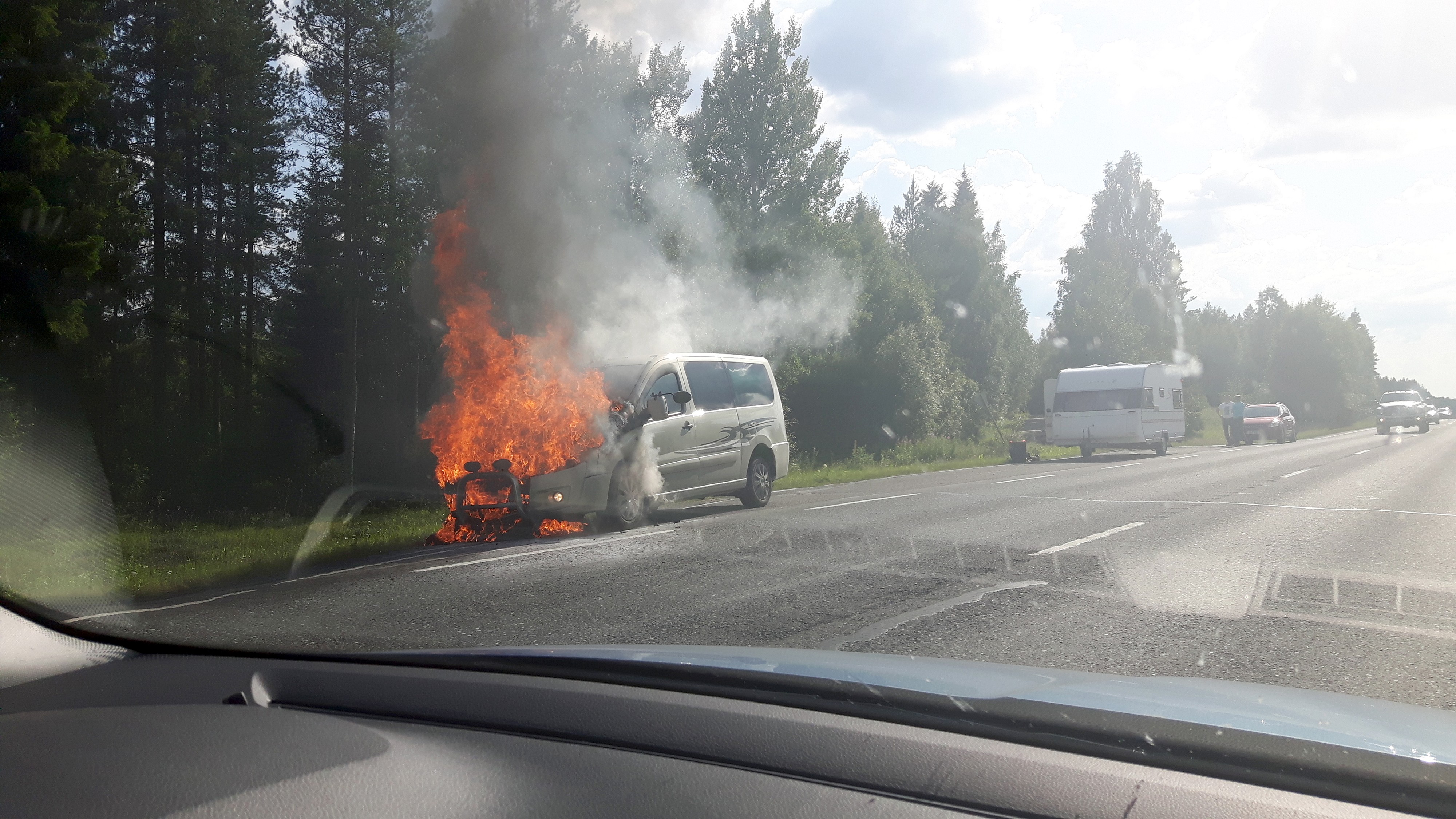 Pakettiauto syttyi palamaan Oulun Kiimingissä Kuusamontiellä noin 8 kilometriä Kiimingistä Pudasjärven suuntaan.
