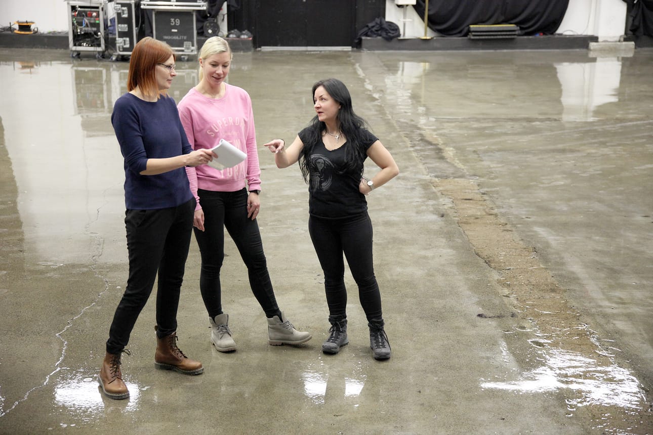 Tapahtumakeskus Tullisalissa tehdään uutta päivitettyä ilmettä vielä viikon. Promoottori Sandy Kantola (vas.), ravintolapäällikkö Sari Hoikka ja tuotantopäällikkö Anna Lanas odottavat jo pääsevänsä ideoimaan uusia monipuolisia tapahtumia oululaisille.