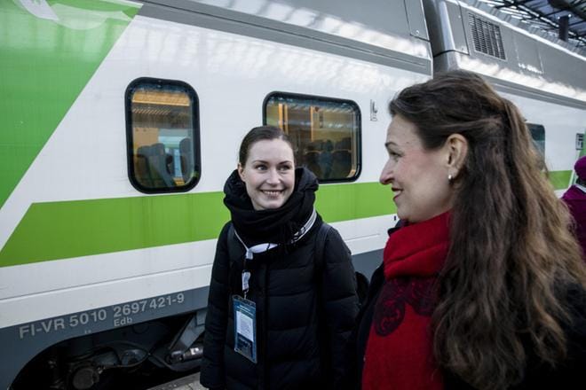 Tamperelainen liikenne- ja viestintäministeri Sanna Marin (vasemmalla) ja tamperelainen kokoomuksen kansanedustaja Anna-Kaisa Ikonen nousemassa junaan viime talvena. KUVA: Joel Maisalmi/ Arkisto