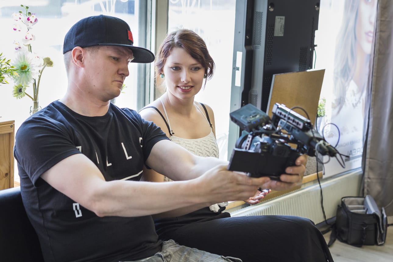 Jaakko Ketola ja jakson vieraileva laulaja Anni Mesilaakso käyvät läpi jo kuvattua materiaalia.