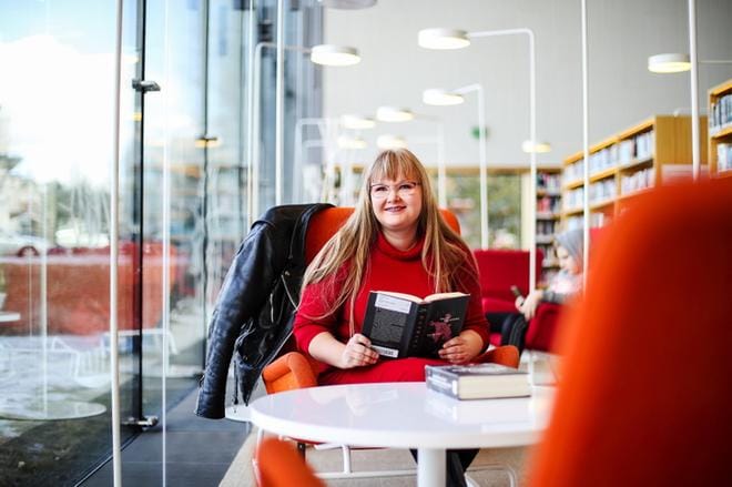Kati Järven, 35, mielestä Seinäjoella on netin ja sosiaalisen median takia aivan yhtäläiset mahdollisuudet löytää seuraa kuin millä tahansa muullakin paikkakunnalla. Mukavia treffailupaikkojakin on useita: kirjasto, kahvilat ja pubit. KUVA: KRISTA LUOMA