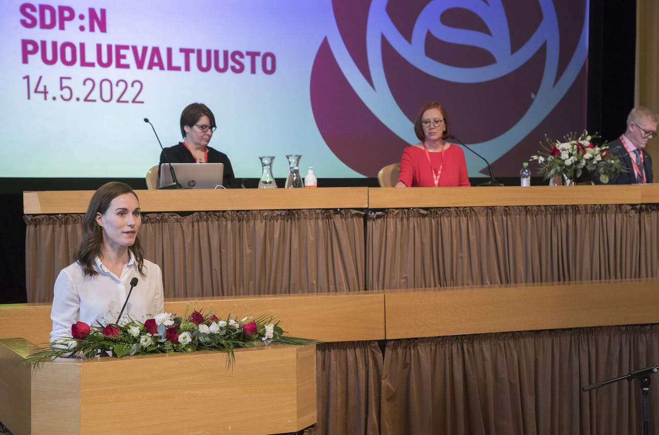 Pääministeri Sanna Marin evästi puolueensa puoluevaltuustoa ratkaisemaan, miten Suomen turvallisuus parhaimmin turvataan. Hänen mielestään se tehdään Natossa.