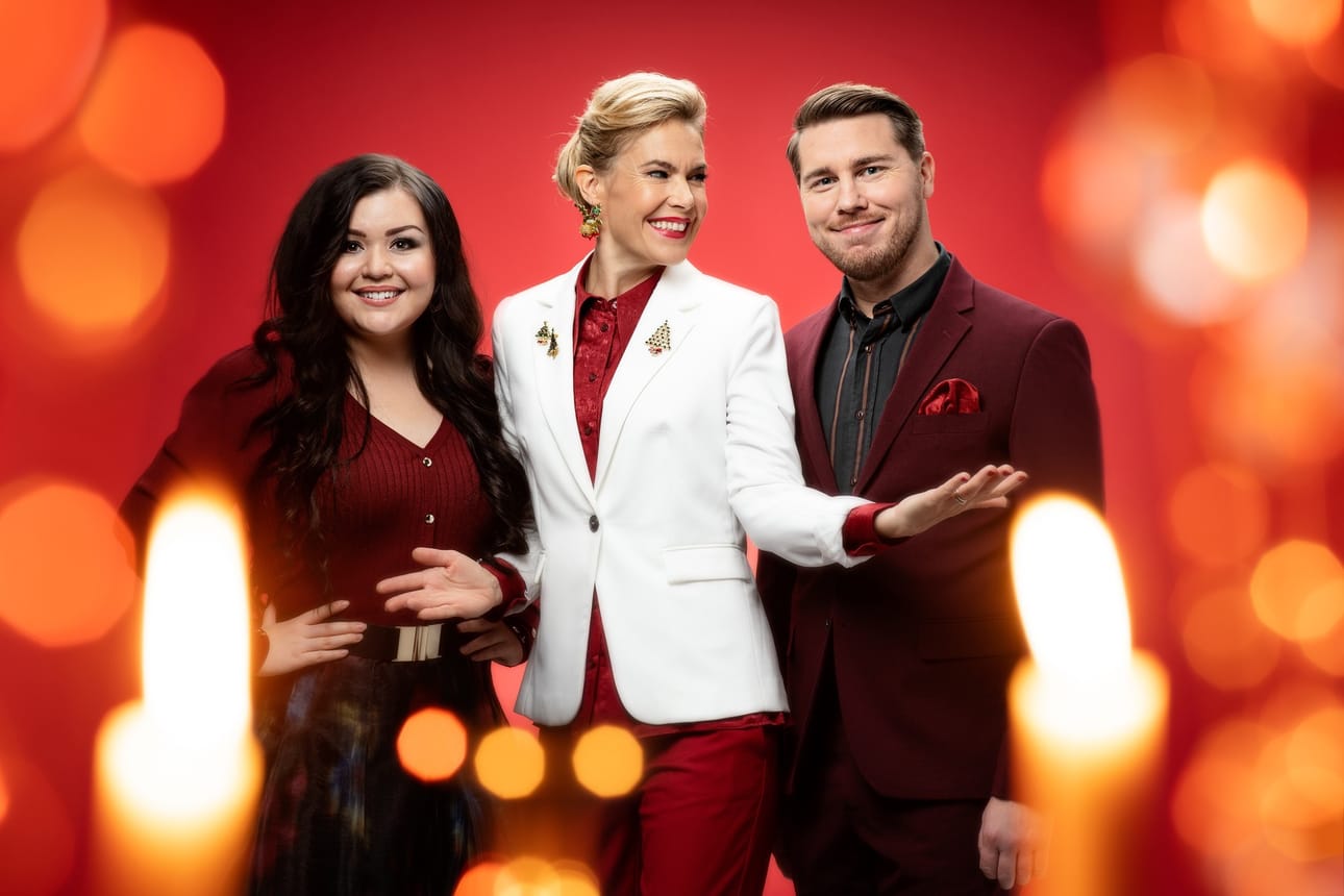 Diandra Flores ja Aarne Pelkonen esittävät aatonaattona joulun kauneimpia lauluja. Konsertin juontaa Ella Kanninen (keskellä).