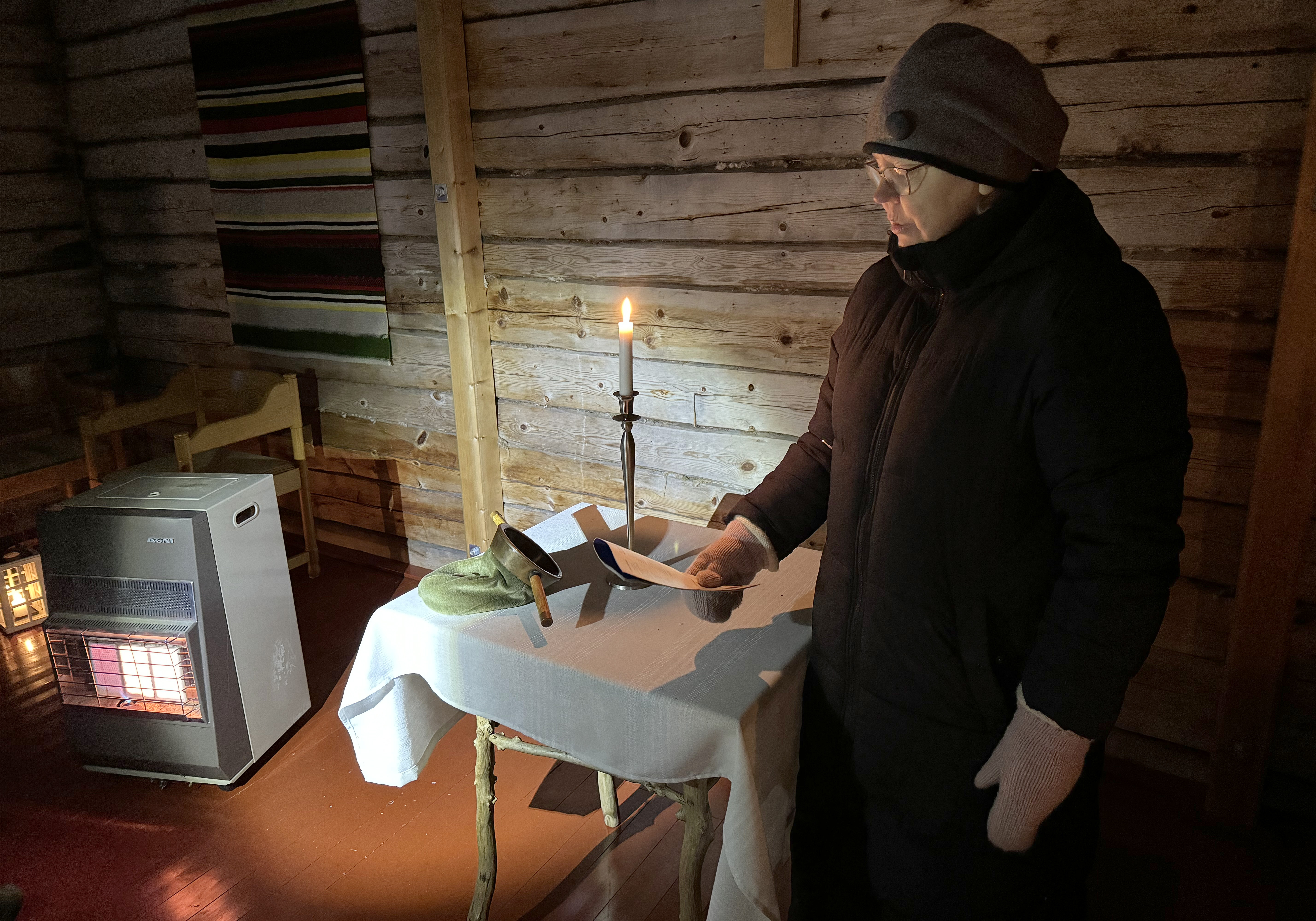 Hengitys höyrysi ja kylmäkin vähän nipisteli – Kärsämänkylän rukoushuone puhutteli joululauluihin osallistuneita. Katso video