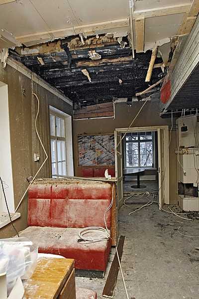 Vanhan paloaseman yläkerran ravintolassa sunnuntaiaamuna syttyneen tulipalon vastuullisia selvitellään edelleen.