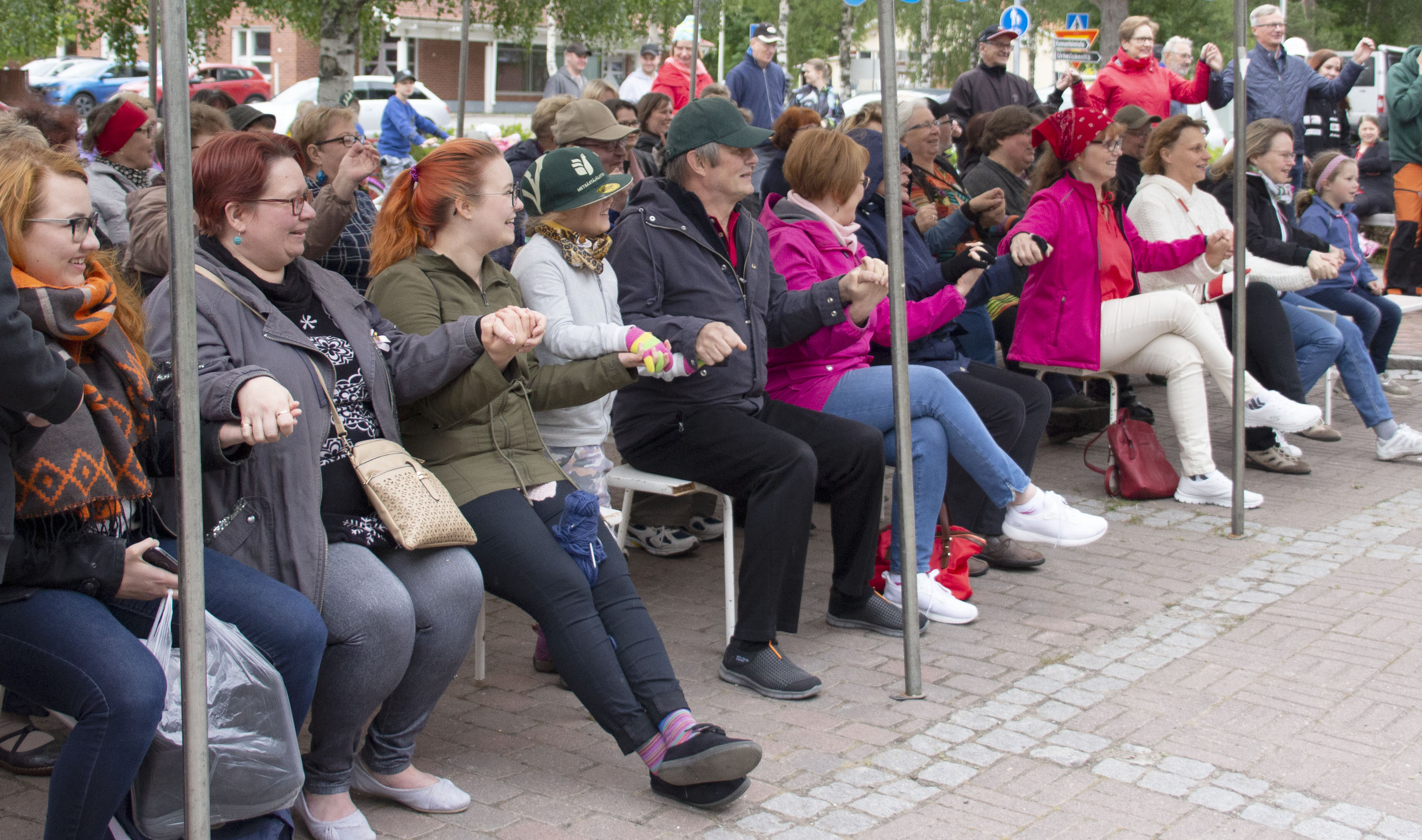 Piippola-päivien toritapahtuma sai väen mukavasti liikkeelle. Aikuisten mieleen oli vieraileva tähti Tyyne Kettunen joka opetti muun muassa sote-jumpan.