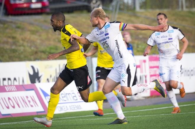 KuPSin Lucas Rangel oli askeleen edellä Timi Lahtea. KUVA: JUHA POUTANEN