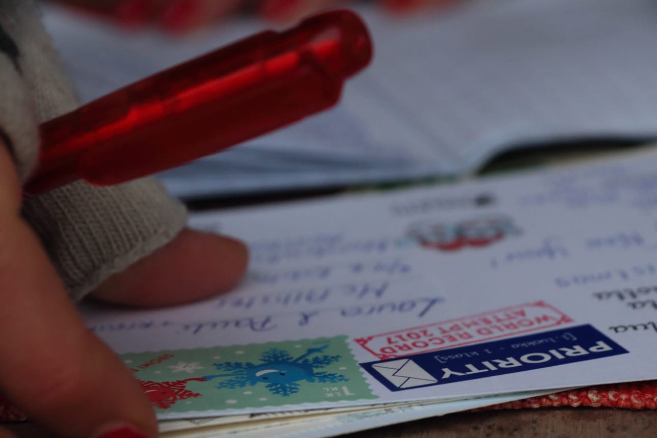 Korttien ja kirjeiden postimaksu nousee.