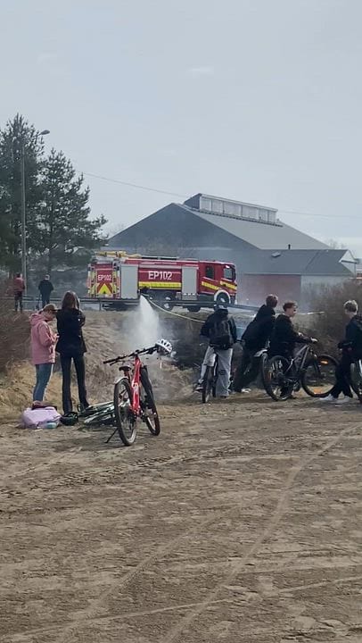 Nuoret kokoontuivat seuraamaan palon sammuttamista. Pysäytyskuva lukijan videosta.