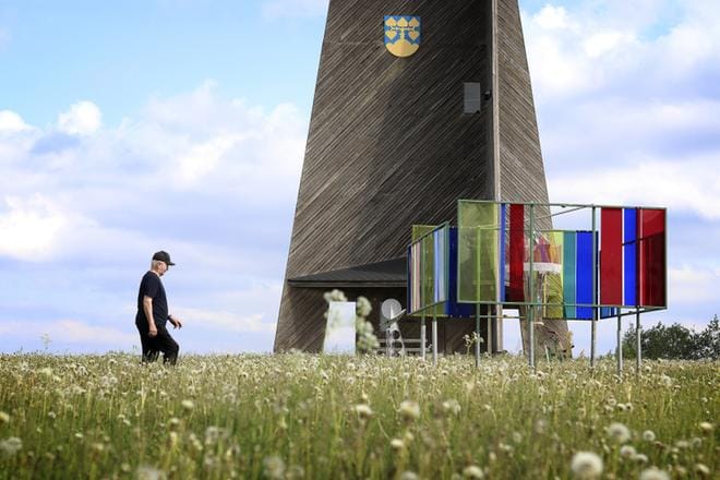 Taiteilija Antti Maasalo sai viime vuonna Etelä-Pohjanmaan kulttuurirahaston 10 000 euron apurahan taidepuiston toteuttamiseen. Kuva Tanssii tuulten kanssa -teoksesta on Maasalon kesänäyttelystä. Arkistokuva: Johanna Kataja