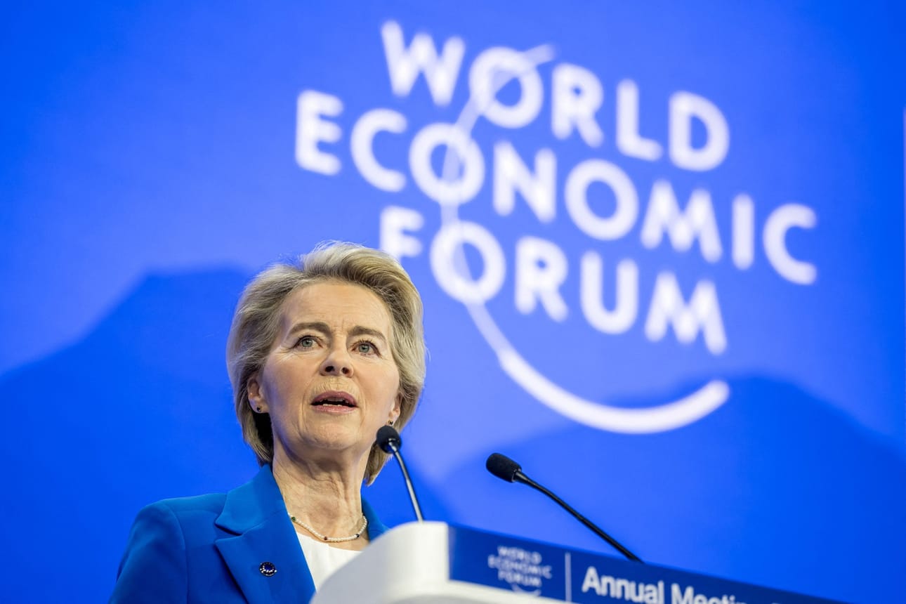 Maailman talousfoorumissa Davosissa puhunut Ursula von der Leyen muistutti, että Yhdysvaltain ja EU:n taloussuhteet ovat yhä tiiviit ja läheiset. LEHTIKUVA/AFP