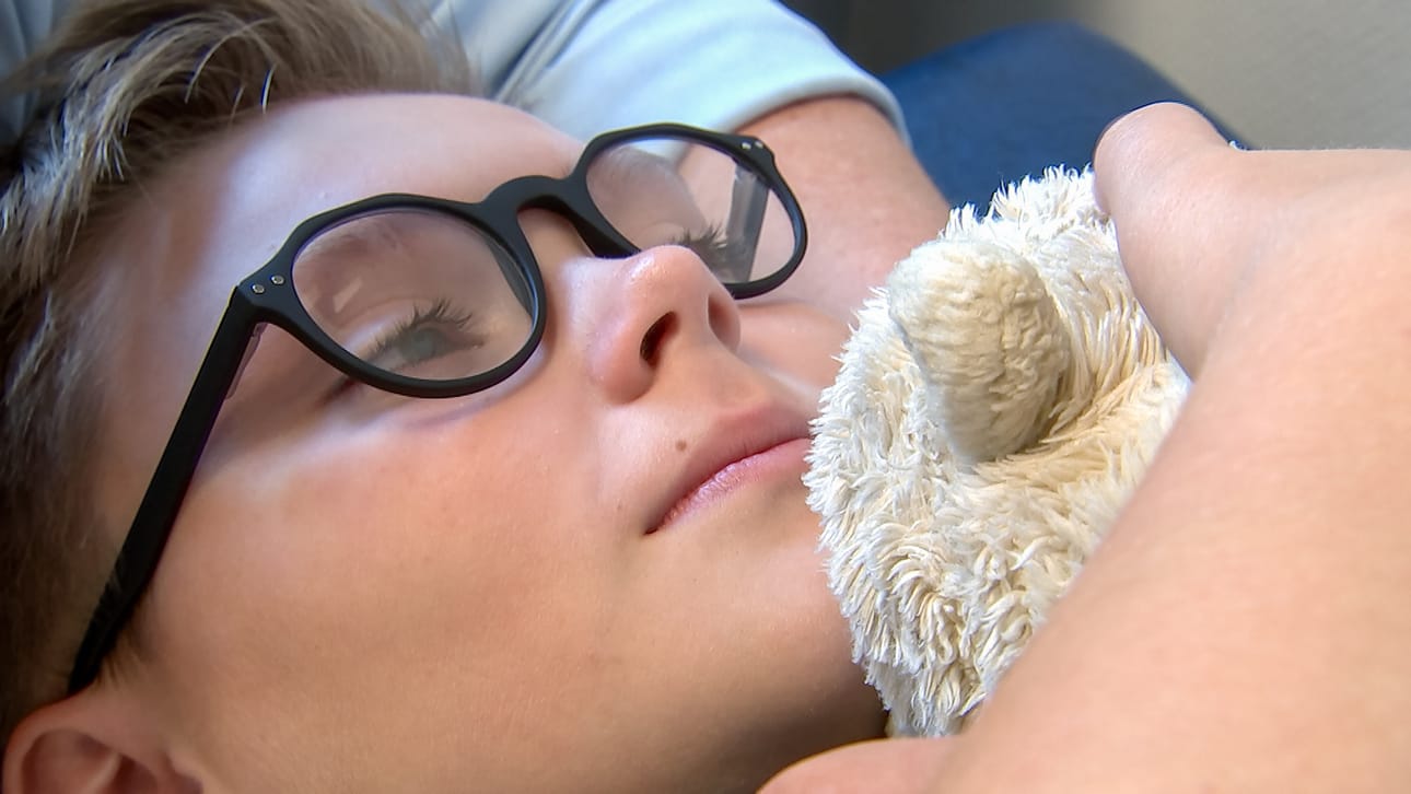 Äiti ja pehmolelu rauhoittavat, kun tanskalaiselle 11-vuotiaalle translapselle Kimille annetaan hormonihoitoa.