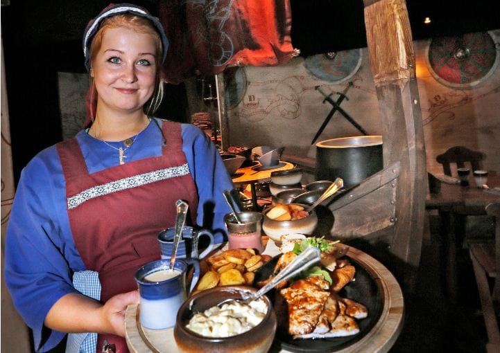 Emilia Ylikorkala tarjoili Viikinkiravintola Haraldissa perjantaina. Ravintolan henkilökunnan toiminta arvioitiin hyväksi, mutta buffet-pöydän lämpötilaseurannassa ja päähineissä oli puutteita.