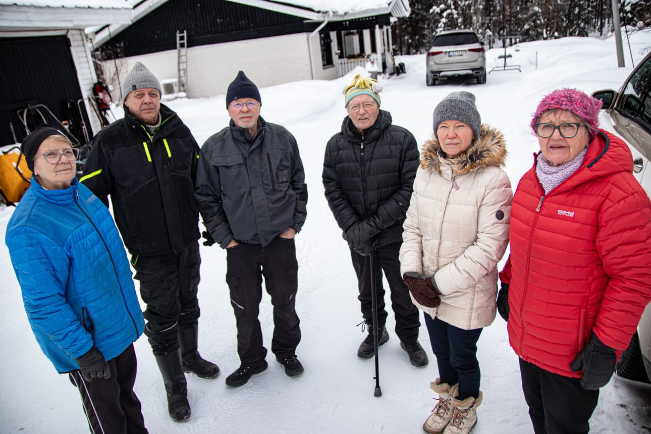 Mäntyselän ympäristössä asuvat Maija Salmivaara (vas.), Jarmo Määttä, Vesa Kurvinen, Unto Kurvinen, Helena Jurmu ja Eeva Laajalahti järkyttyivät tiedosta, että kodin viereen on tulossa "kaatopaikka."