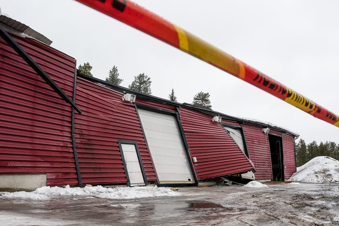 Lämpölaitoksen piha-alue oli eristetty vielä perjantaina hallin sortumisvaaran takia.