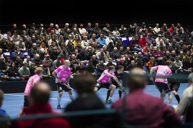 SB Paappojen ja vaaleanpunapaitaisen Classicin cup-ottelua seurasi 1 214 silmäparia. Se on enemmän kuin yhdessäkään Vaasassa tai Vaasan lähialueella pelatussa salibandyottelussa aikaisemmin. KUVAT: JARNO PELLINEN