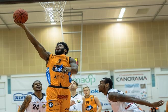 Karhu Basketin Daniel Utomi hallitsee ilmatilaa Kobrien korin alla. KUVAT: ERKKI HAUTAVIITA
