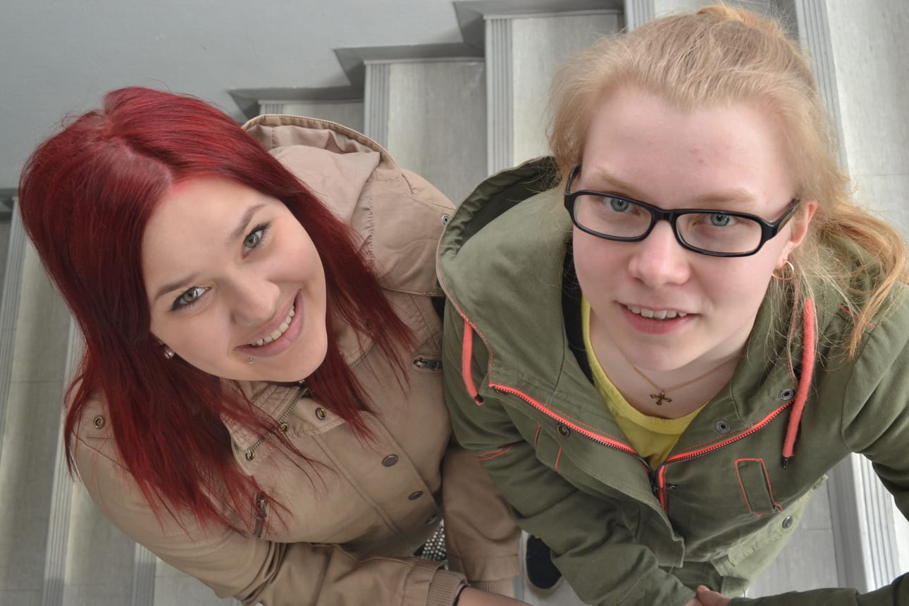 Kansalaisaloitteen kesätyötä hakevien nuorten tasapuolisen työllistämisen puolesta tehneestä kaksikosta Jonna Kokolla (oik.) on työpaikka ensi kesälle. Mirva Rontilta se vielä puuttuu.