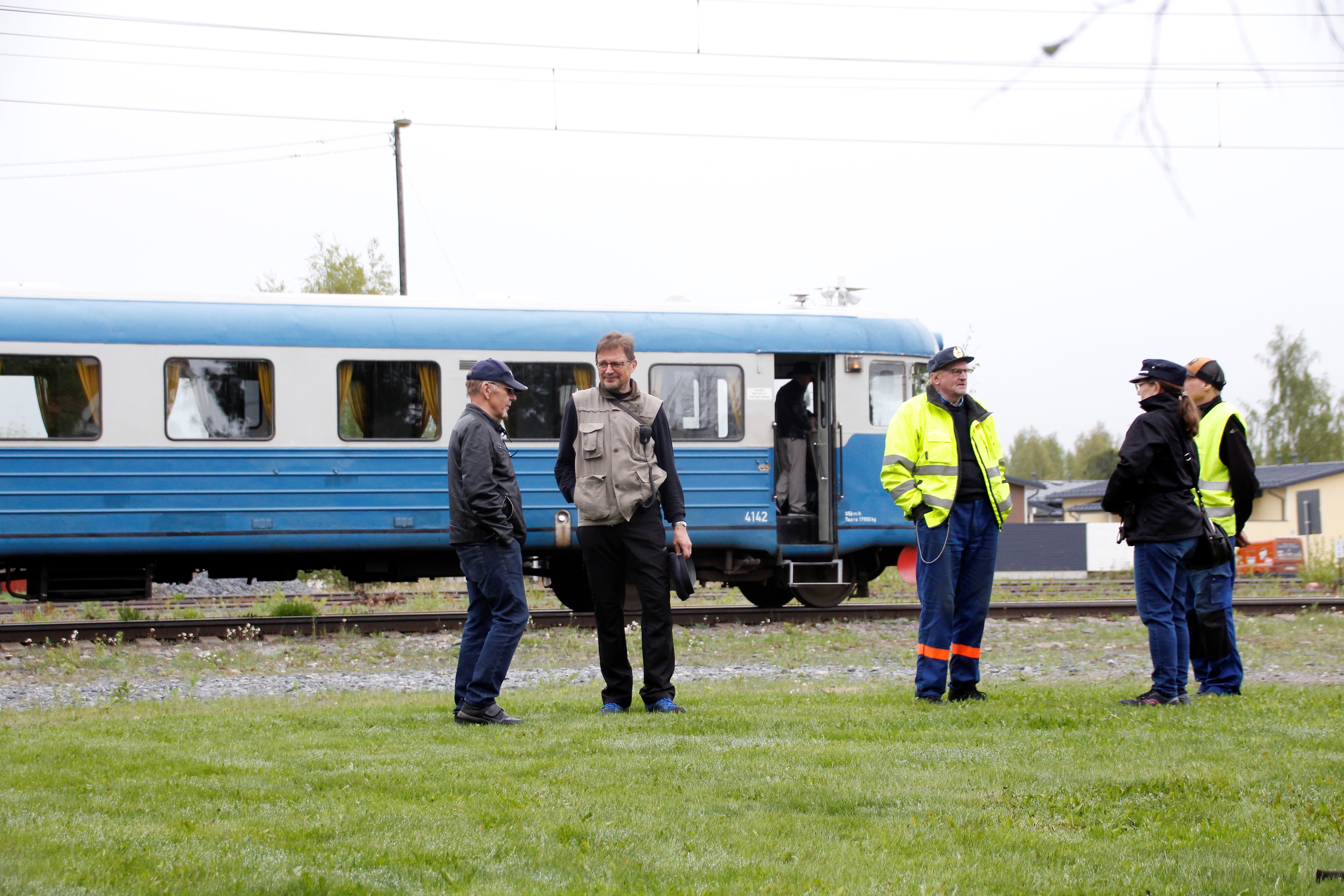 Juhlajuna konduktööreineen piti ansaitun tauon Raahen Asemalla. 