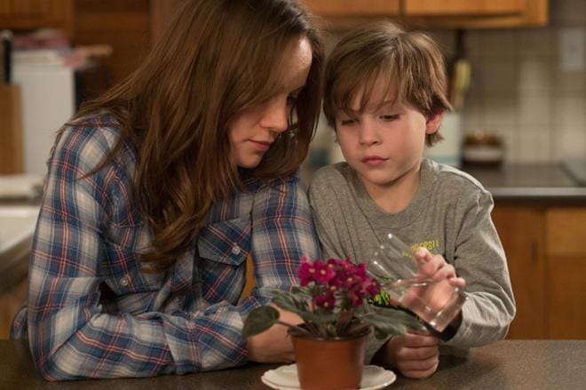 Brie Larson ja Jacob Tremblau ovat äiti ja poika Huone-romaaniin perustuvassa Roomissa. KUVA: TV5