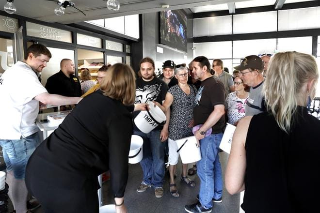 Ilmaisia ämpäreitä jonotti matkailukeskuksessa heti iso joukko asiasta kiinnostuneita ihmisiä. KUVAT: JOUKO HÄNNINEN