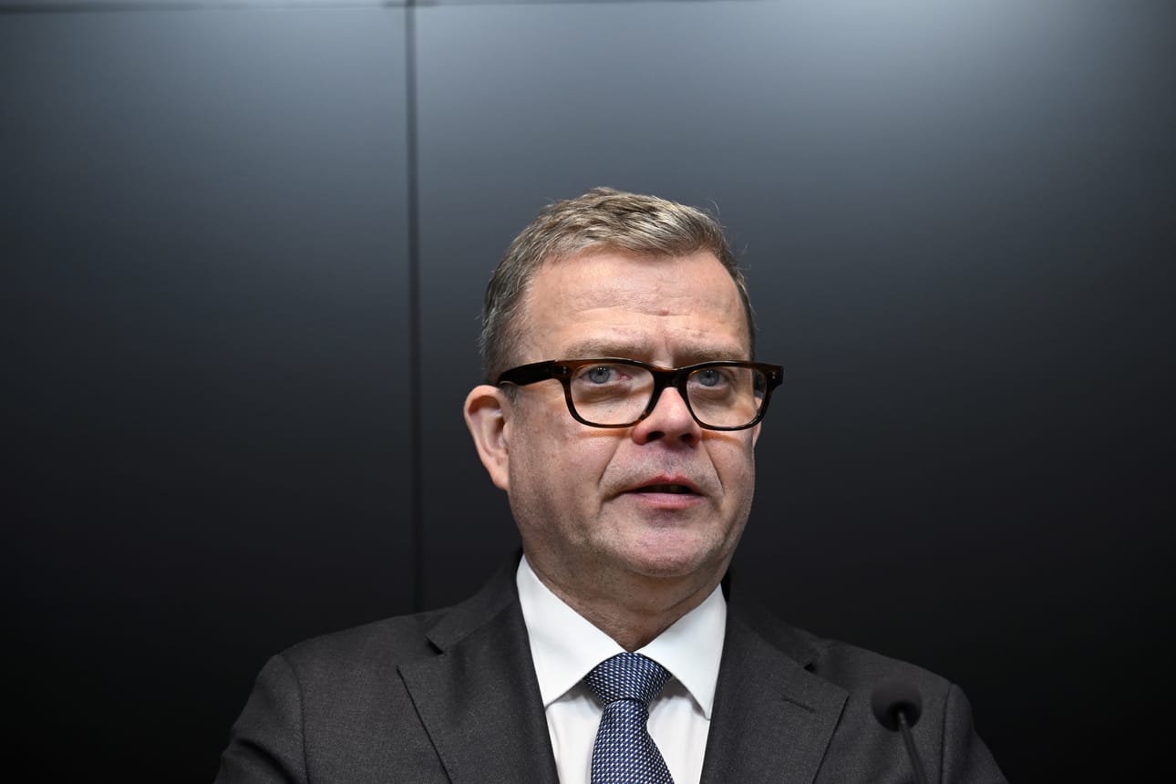 Pääministeri Petteri Orpo mediatilaisuudessa parlamentaarisen kokouksen jälkeen Helsingissä 10. huhtikuuta 2026.