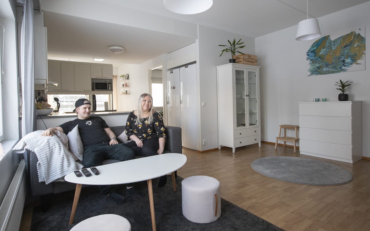 Emma Korkiakangas ja Jyri Pesonen muuttivat yhteen tammikuussa 2021.