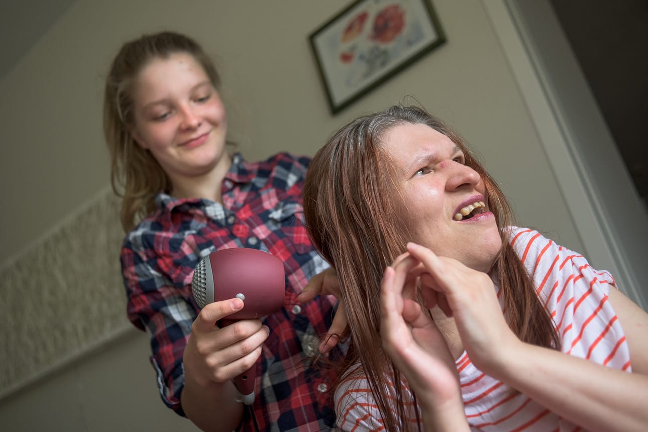Mari Paasovaara otti varaslähdön uudenlaiseen opiskeluun eilen laittamalla palvelukoti Rantalassa asuvan Marja-Leena Tuovilan hiuksia.