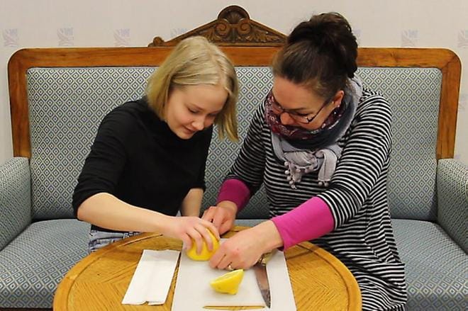 Testi-TV testaa erittäin tärkeitä asioita. Kuten sitä, saako tummuneen pronssikorun hohtelemaan sitruunalla. Noora Laakso toi testiin äitinsä korun (sori) ja Susanna Pajakko avustaa. Kuva: Noora Laakso