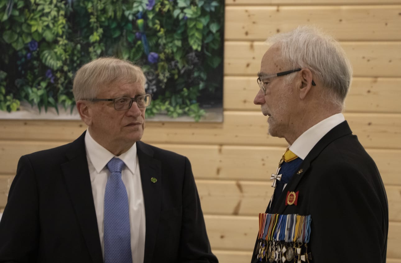 Entisellä maaherralla Eino Siuruaisella (oikealla) riitti juttukavereita.