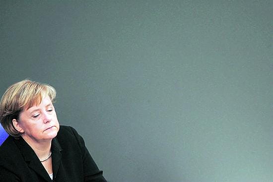 Saksan liittokansleri Angela Merkel kuunteli torstaina liittopäivillä selostusta maan turvallisuus ja puolustuspolitiikasta.