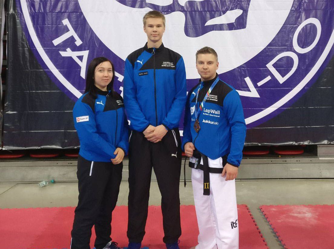 Oululaisen TKD-akatemian maajoukkue-edustajat Sofian EM-kisoissa: Lotta Keränen, Severi Mustonen ja Ville Piiponniemi.